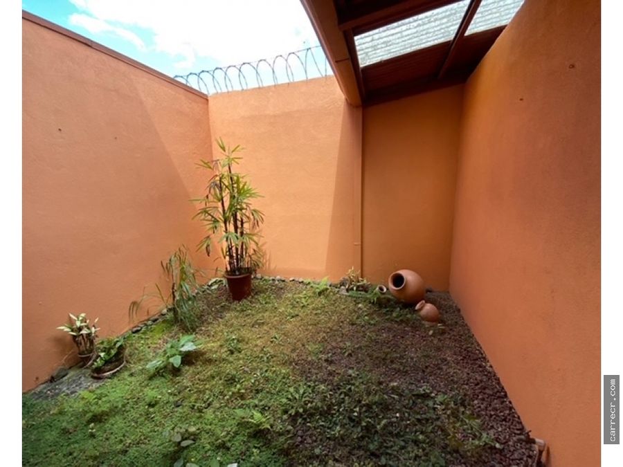 casa de dos plantas en residencial en guayabos curridabat