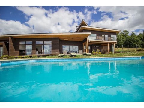 espectacular casa ubicada a 5km de pucon vista panoramica al lago