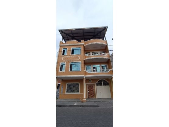 Se Vende casa nueva de 3 pisos a 2 cuadras del Municipio de La Troncal