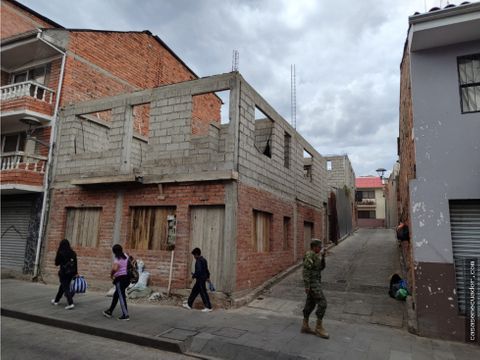 se vende 2 casas x terminar de 2 dptos centro cuenca