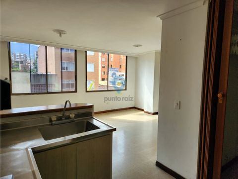 aparta estudio en laureles castellana con parqueadero