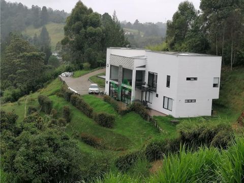 se vende casa en altos de las palmas