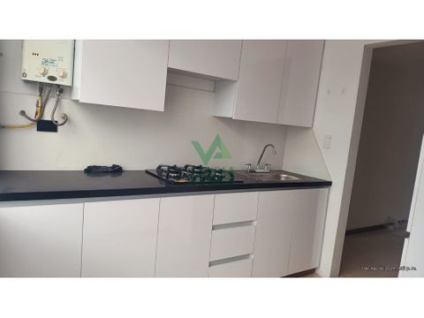 se arrienda apartamento ubicado en la avenida las palmas