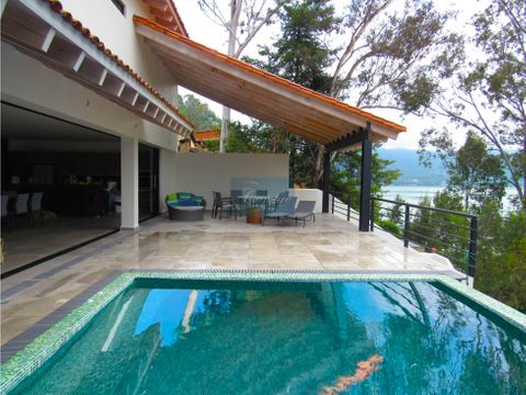 casa con vista al lago en la pena