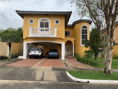 se vende casa en rainforest villas condado