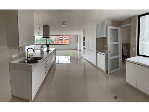 se vende espectacular apartamento en conquistadores