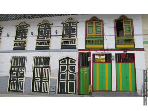 casa tradicional de dos pisos en excelente ubicacion en filandia