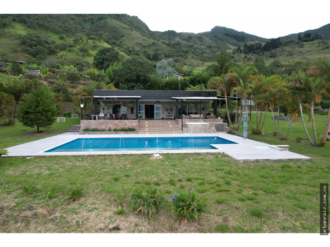 casa de estilo moderno con piscina en copacabana