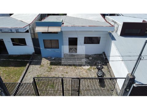 se vende linda casa pequena en limon centro cerca de todo