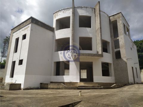 quinta en construccion con gran terreno en urb guaracarima