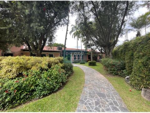 casa en calle cerrada con piscina en la parte alta de altamira