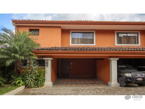 se vende casa estilo colonial en condominio andalucia escazu