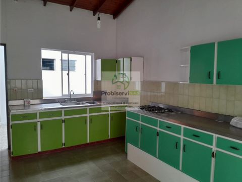 casa grande en arriendo en zona centrica de la ceja