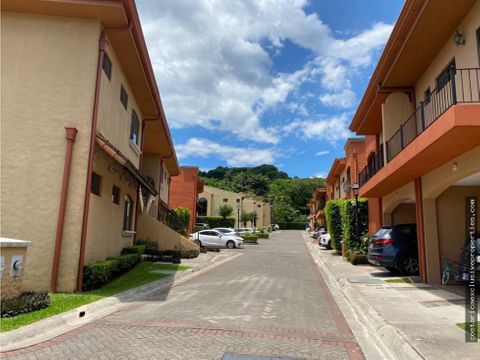 venta de acogedora casa en condominio en brasil de santa ana