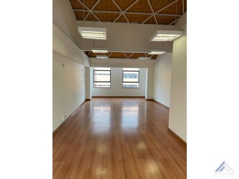 oficinas chico 50m2 1 bano y 1 parqueadero