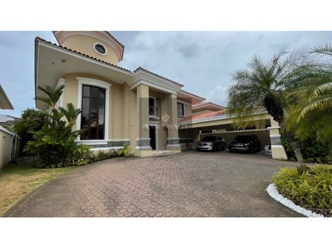 se vende casa en camelias costa del este