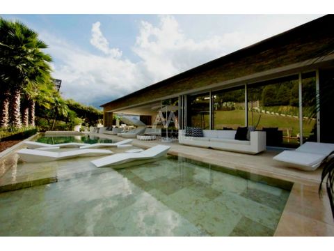 venta casa de lujo y moderna en envigado con piscina vista a ciudad