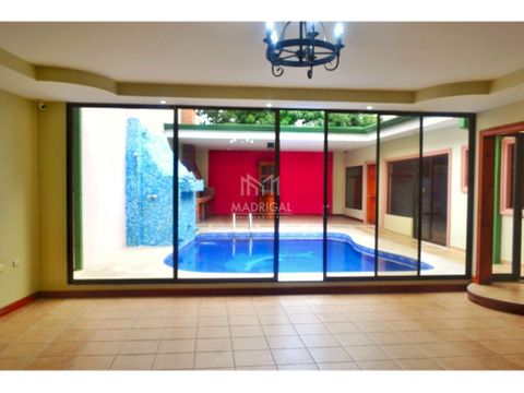 casa independiente en venta con piscina en rohrmoser p386