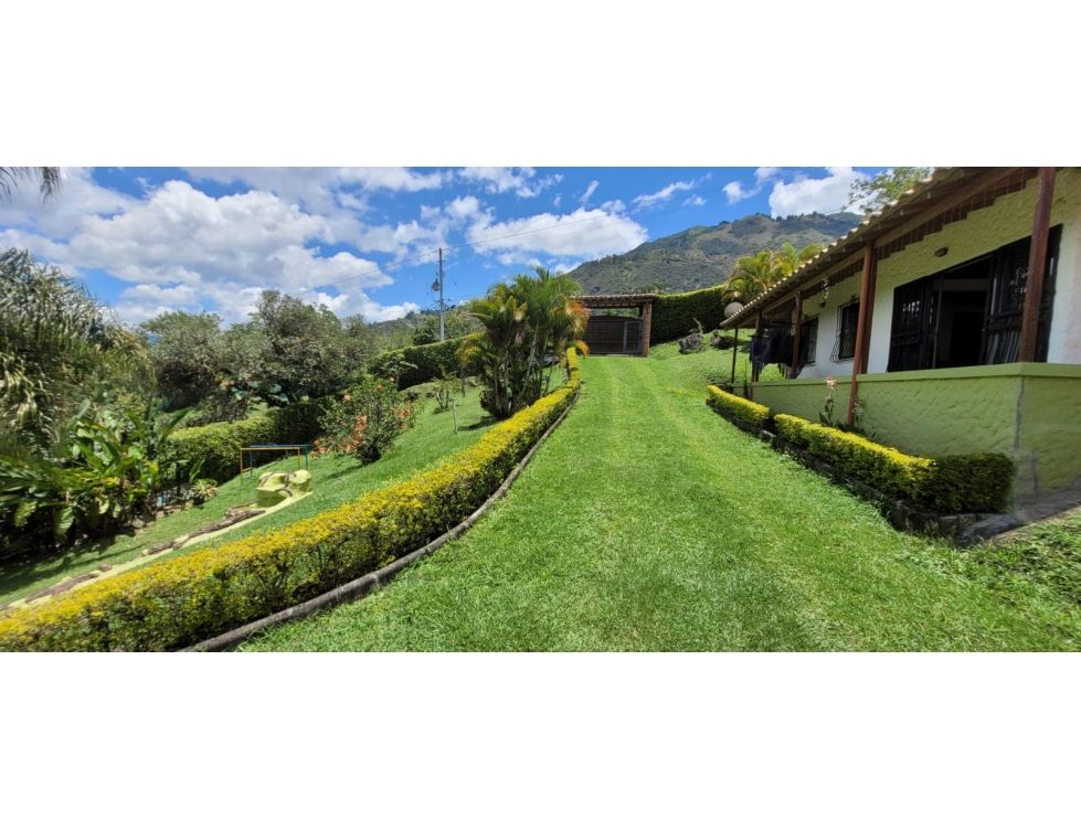 Excelente Finca Independiente en Venta Copacabana 2