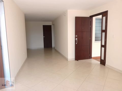 se arrienda apartamento campo alegre cuarto piso