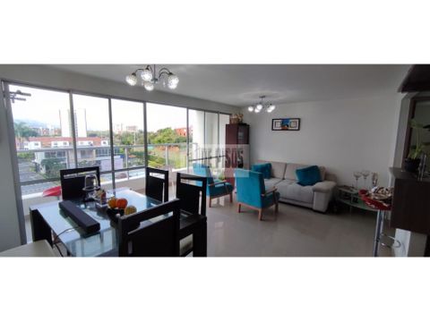 vendo apartamento con 2 balcones barrio valle del lili