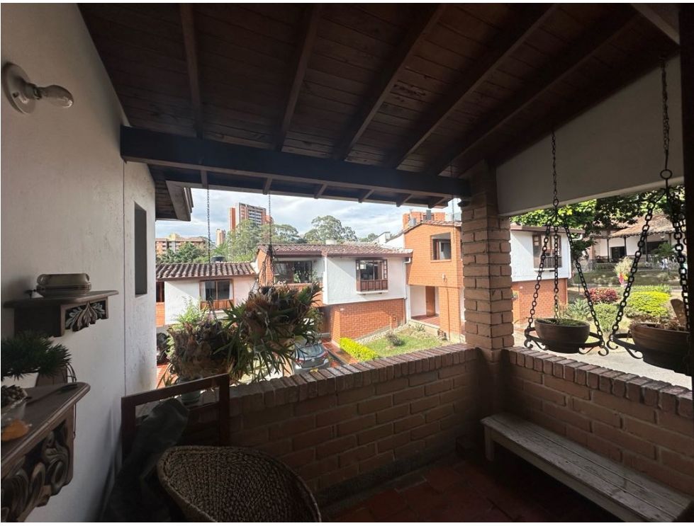 Oportunidad de Inversión: Casa para Remodelar en Loma del Escobero 5