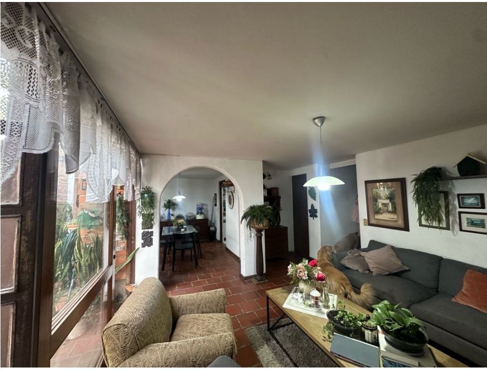 Oportunidad de Inversión: Casa para Remodelar en Loma del Escobero 2