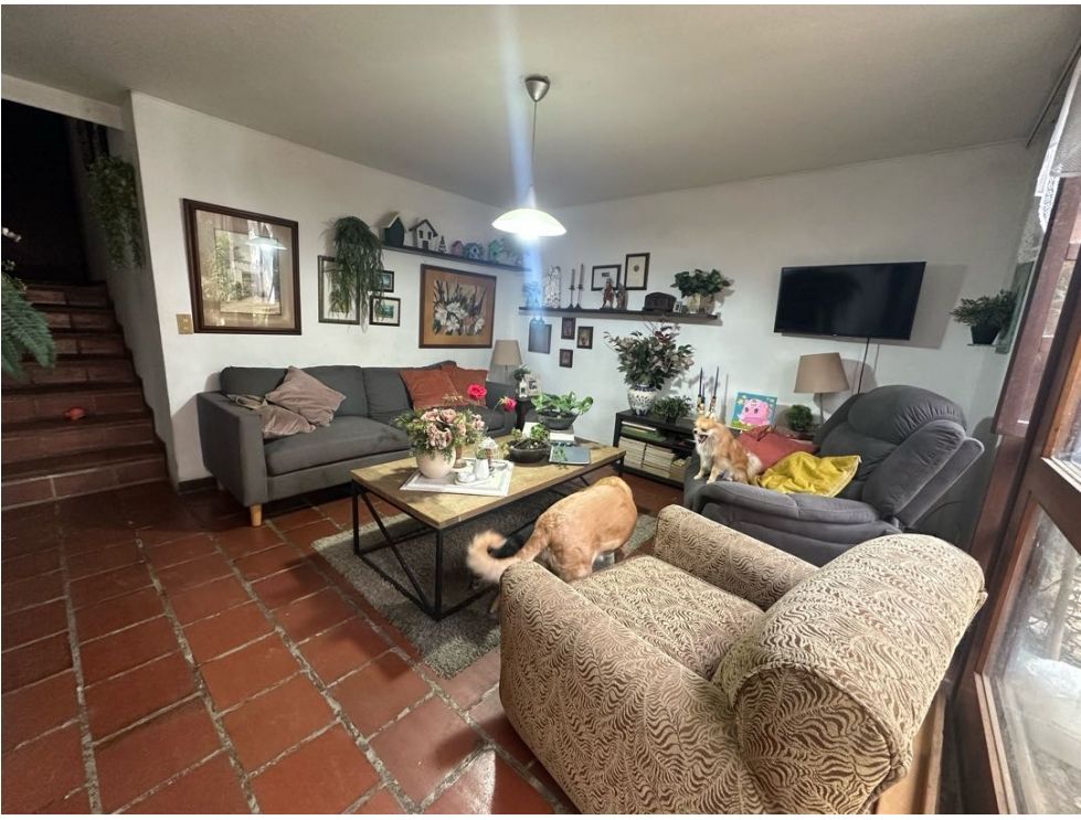 Oportunidad de Inversión: Casa para Remodelar en Loma del Escobero