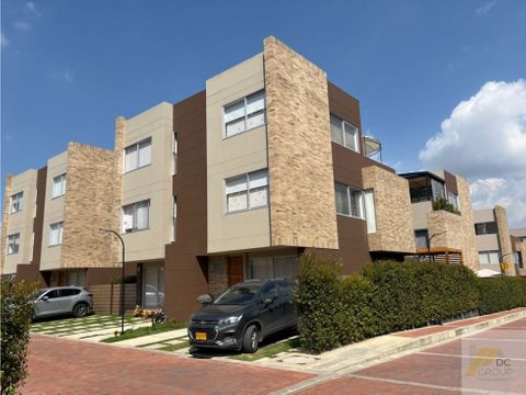 vendo linda casa esquinera moderna con zona verde privada