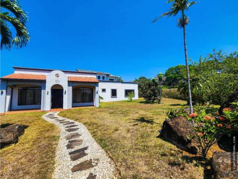 ganga venta de casa con amplio jardin en hacienda los reyes