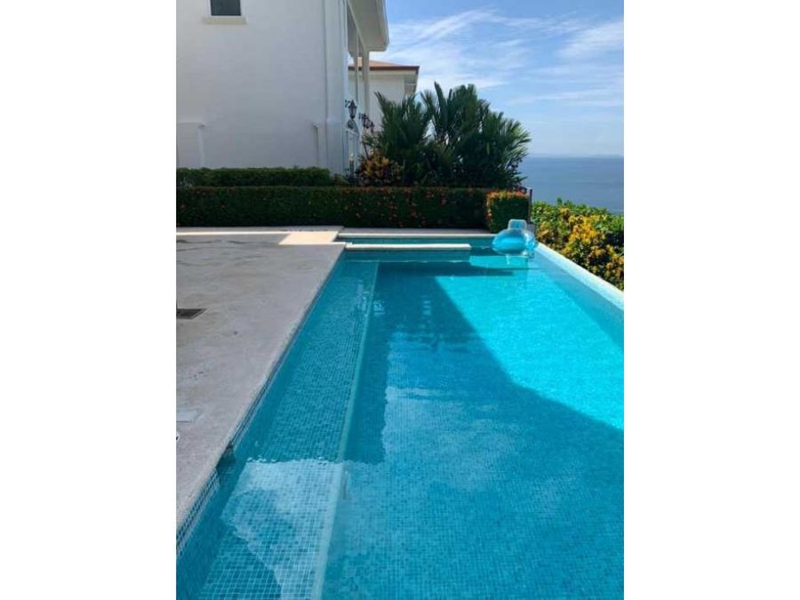 hermosa casa con piscina infinita con vista al mar