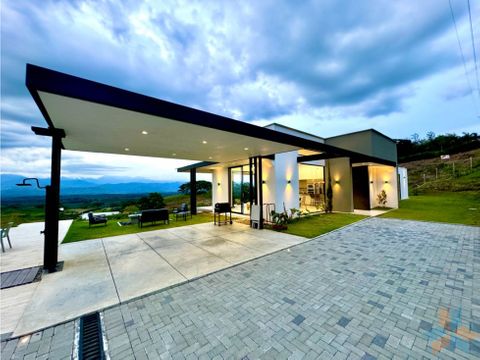 hermosa casa con una vista espectacular hacia el valle de risaralda