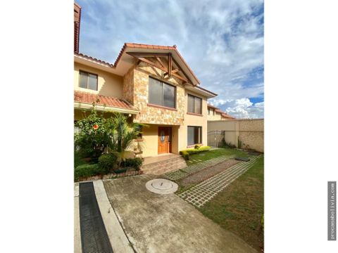 hermosa casa en condominio en venta zona alto aranjuez