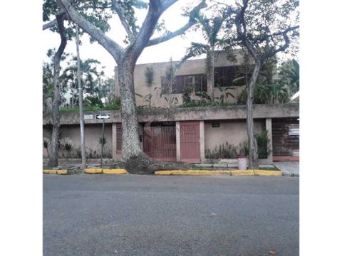 se vende casa 630 m2 en la urbanizacion la floresta