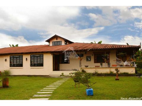 se vende casa campestre en calarca