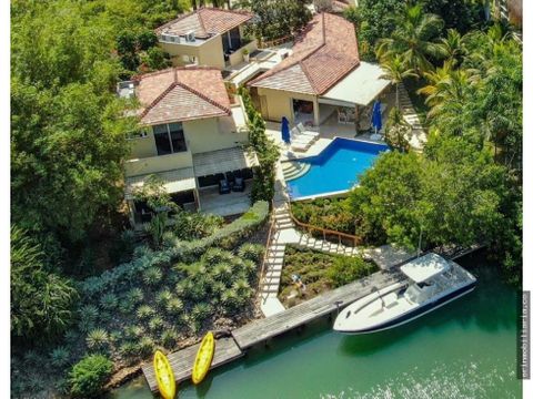 se vende casa en condominio marina de baru sobre el canal navegable