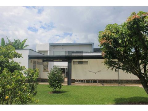 se vende hermosa casa campestre esquinera ubicada en el caimoquindio