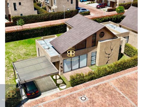 se vende hermosa casa de un nivel mas altillo en cajica