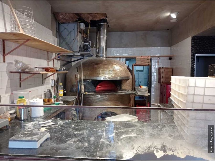 traspaso pizzeria c3 con terraza y horno de lena en nou barris