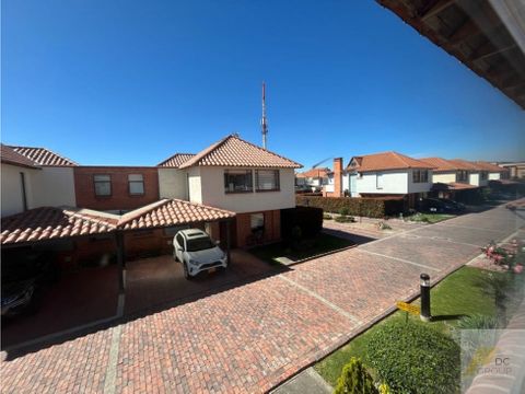 vendo amplia casa remodelada con zona verde privada