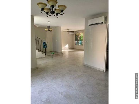 venta de hermosa casa en embassy gardens ubicadaen clayton