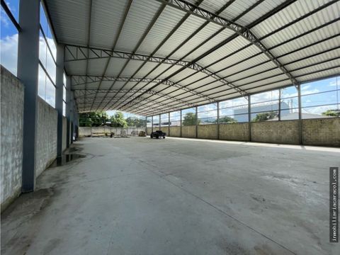 via costa se vende o alquila bodega de 2043 m2 sector industrial