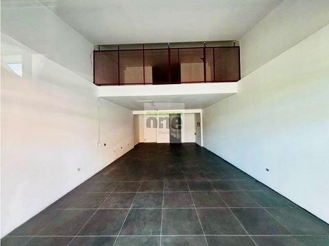 zona 10 local en plaza comercial de 122 mts2