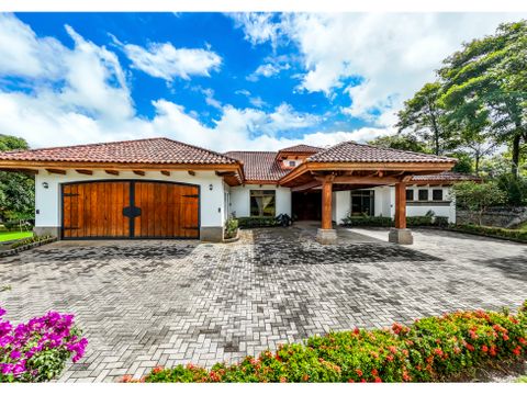 lujo y naturaleza en santa ana casa con piscina y casa de huespedes