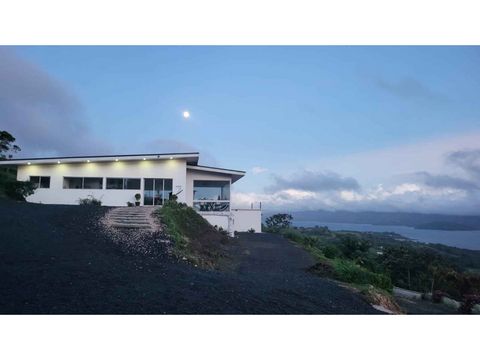 propiedad de lujo con vistas espectaculares al lago arenal
