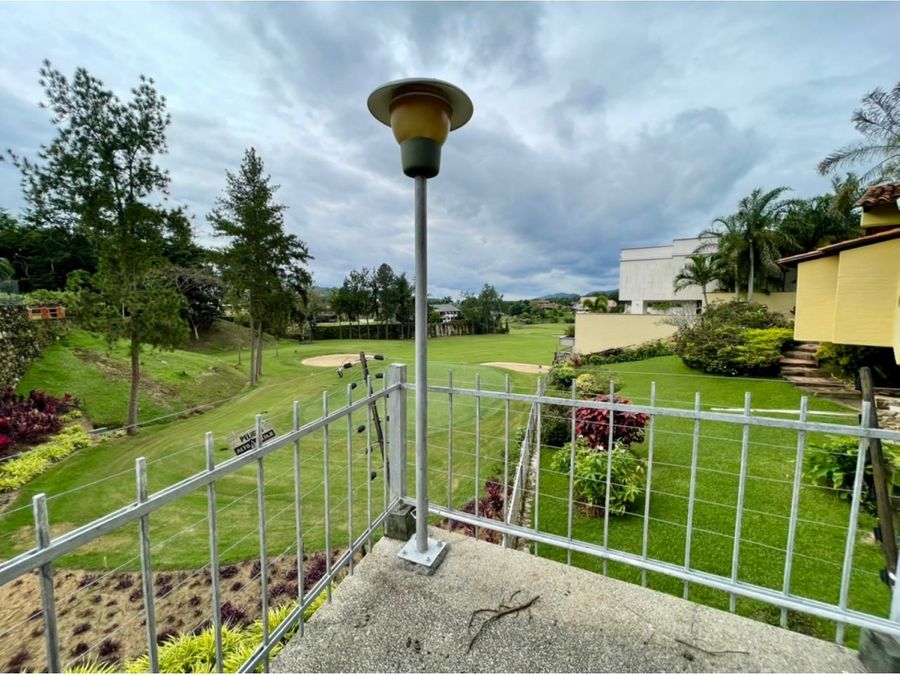 casa en guataparo country club con vista al campo de golf