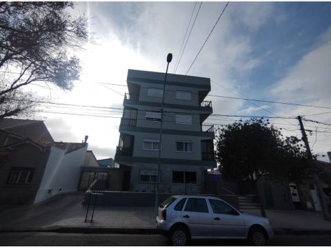 venta de cochera con espacio de baulera en barrio la perla