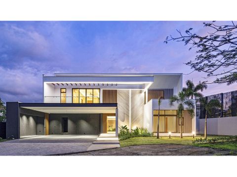 se vende casa de lujo en los laureles escazu