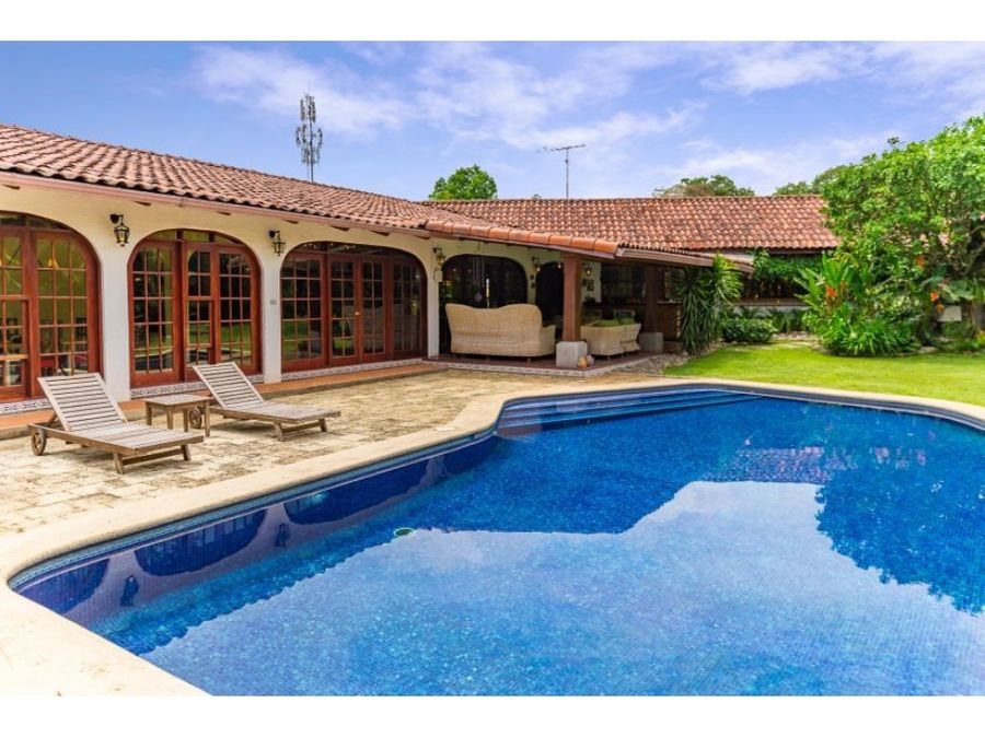 se vende casa colonial con piscina en escazu