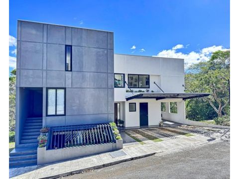 se vende casa contemporanea en escazu con amplios espacios